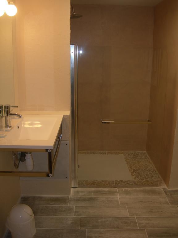 Hotel Les Acanthes Remoulins Rom bilde